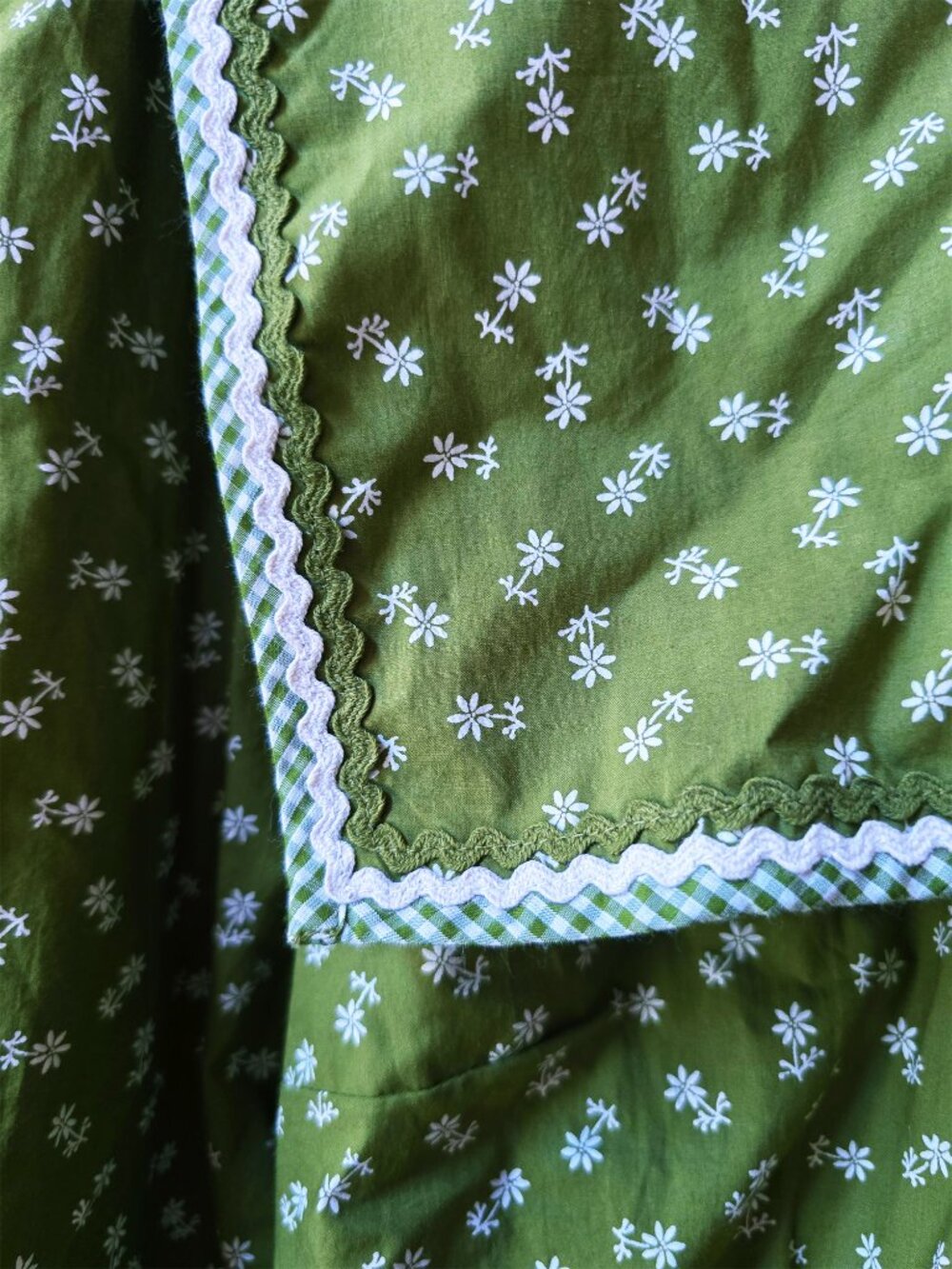 Doen Renoir Blouse Top in Chartreuse Green Cypress Calico Print in a Size XL - Picture 5 of 8